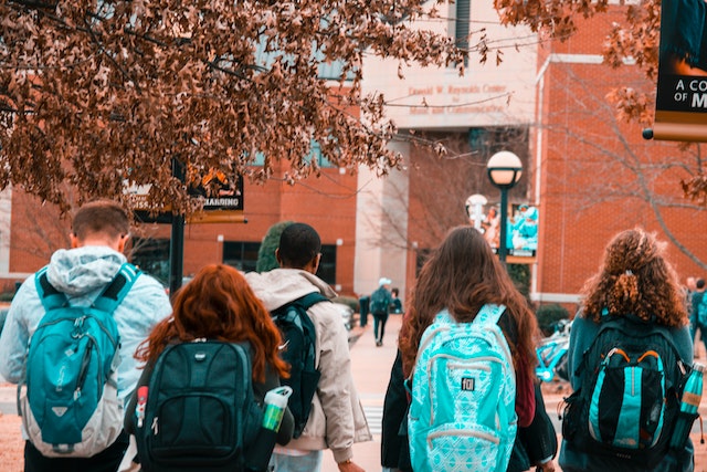 Adolescents devant un collège