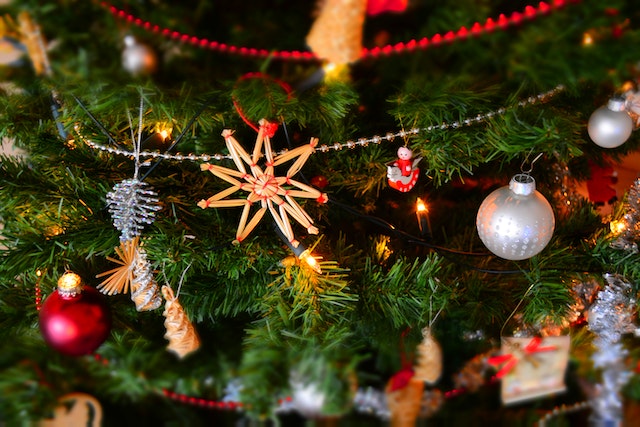 décoration de noël dans un sapin