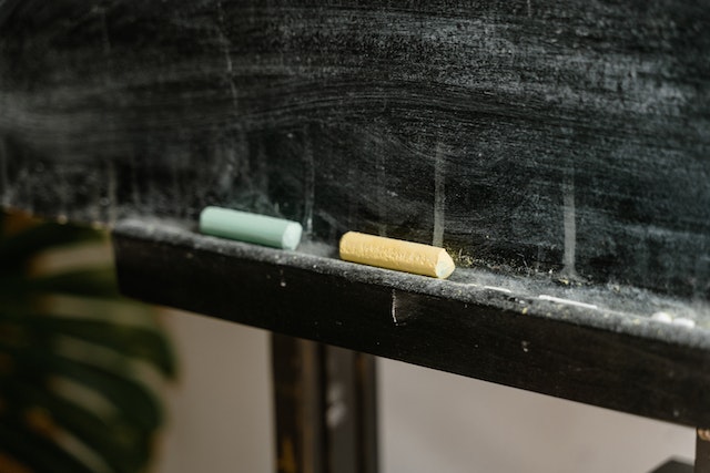 Tableau noir avec deux craies