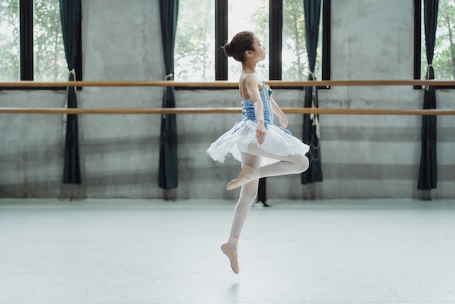 Fille qui danse lors d'un cours.
