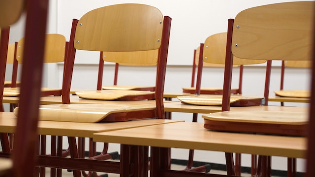 classe avec chaises retournéses.