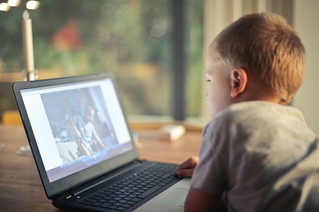 enfant devant un écran