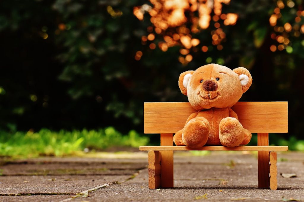 Ourson en peluche sur un banc