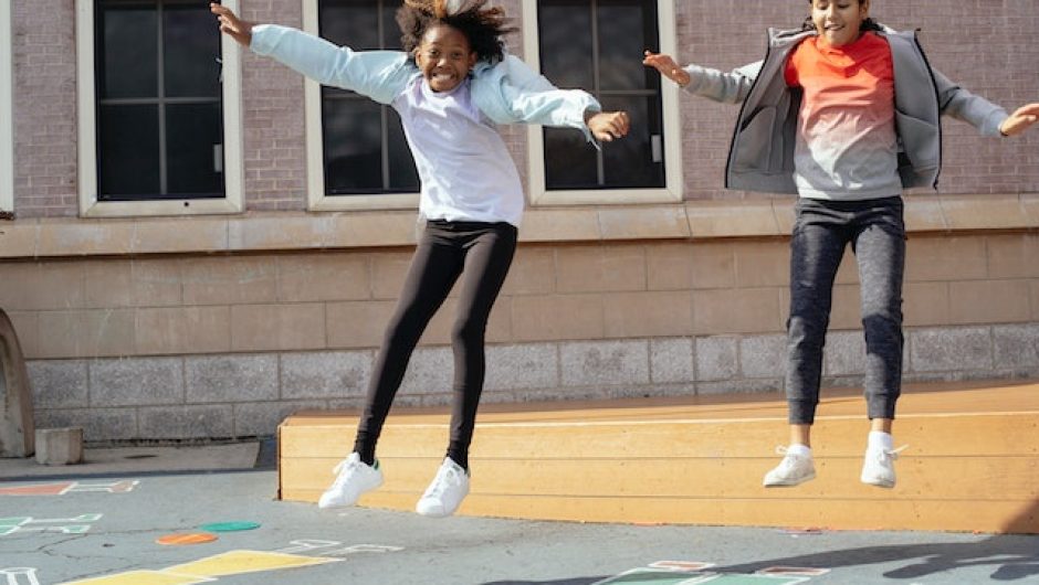 enfants heureux dans la cours de récréation
