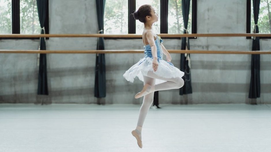 Fille qui danse lors d'un cours.