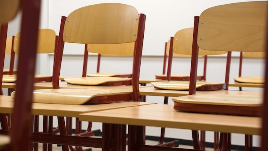 classe avec chaises retournéses.