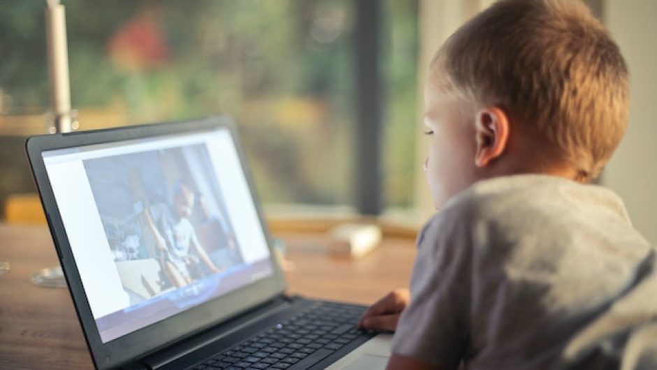 enfant devant un écran