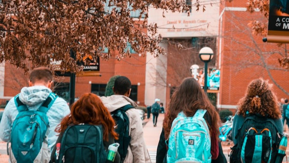 Adolescents devant un collège