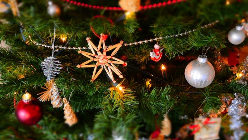 décoration de noël dans un sapin